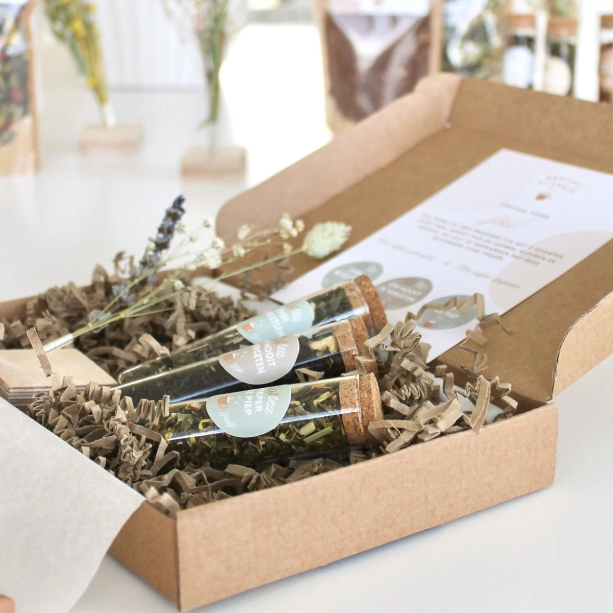 Het Theeplankje Giftset Theeproeverij Toegewijd (Lottea, Thee Cadeaubox, Thee Cadeau, Cadeau Theeliefhebber, Relatiegeschenk, Personeelsgeschenk) 4 Het Theeplankje Giftset Theeproeverij Toegewijd (Lottea, Thee Cadeaubox, Thee Cadeau, Cadeau Theeliefhebber, Relatiegeschenk, Personeelsgeschenk) - Afbeelding 2