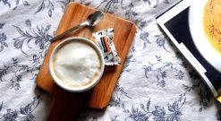 CHALO Vanilla Chai Latte - Indische Vegan Chai - Zwarte Assam Thee - 25 Porties/ 300GR -Eten En Drinken 1200x657