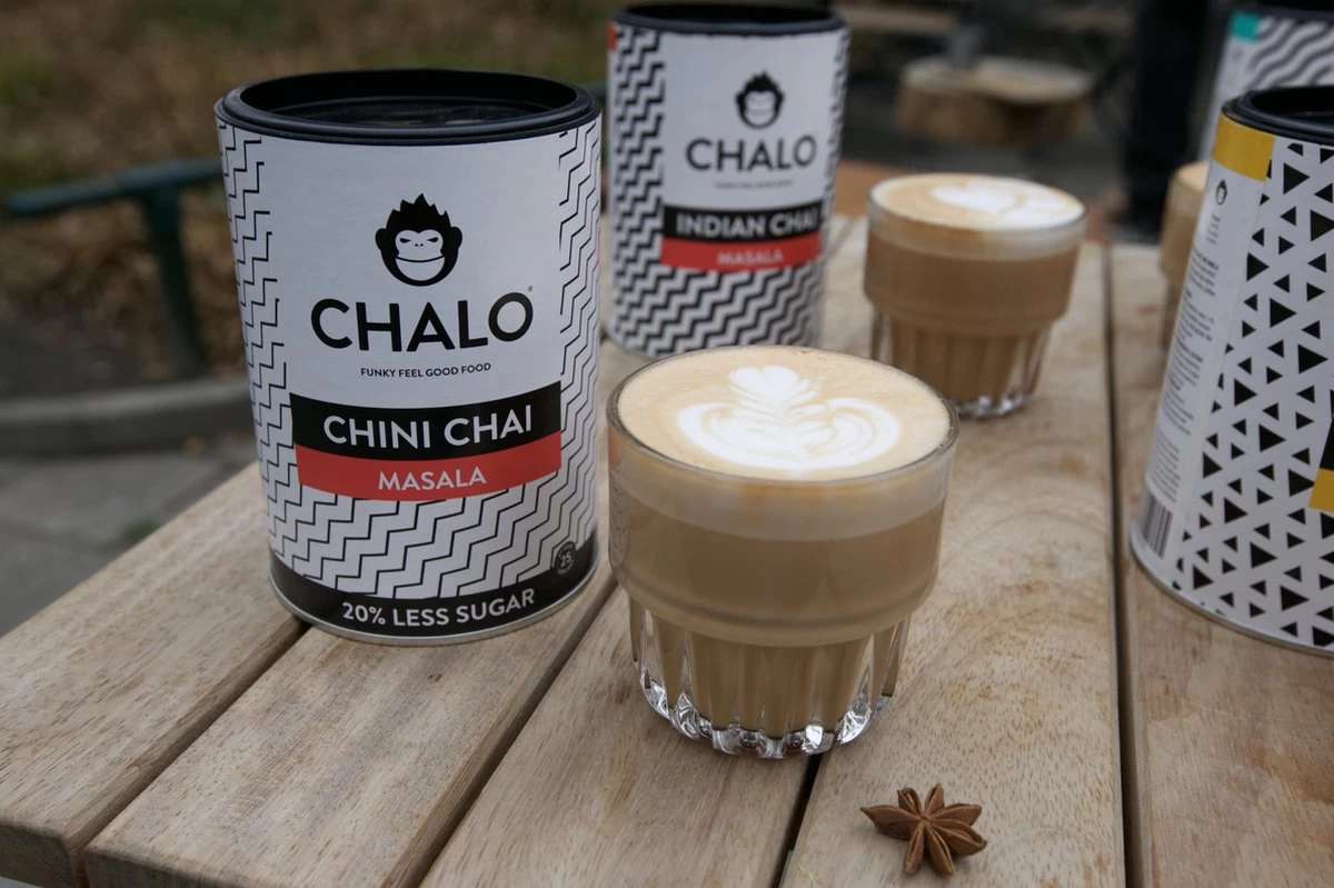 CHALO Chini Masala Chai Latte - Indische Vegan Chai - Zwarte Assam Thee - 25 Porties/ 300GR - Met Minder Suiker 4 CHALO Chini Masala Chai Latte - Indische Vegan Chai - Zwarte Assam Thee - 25 Porties/ 300GR - Met Minder Suiker - Afbeelding 2