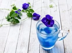Merkloos Blauwe Vlindererwt Thee - Kittelbloem - Blue Butterfly Pea Flower Tea - Cafeïnevrije Kruidenthee - 60 Gram -Eten En Drinken 1200x886 1