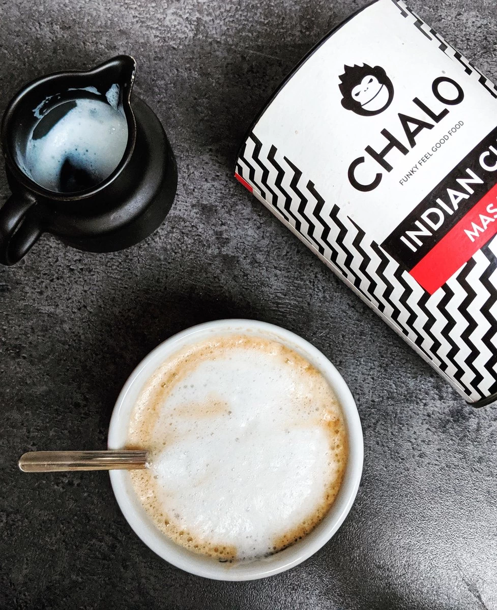 CHALO Prijswinnende Masala Chai Latte - Indische Vegan Chai - Zwarte Assam Thee - 25 Porties/ 300GR 7 CHALO Prijswinnende Masala Chai Latte - Indische Vegan Chai - Zwarte Assam Thee - 25 Porties/ 300GR - Afbeelding 5